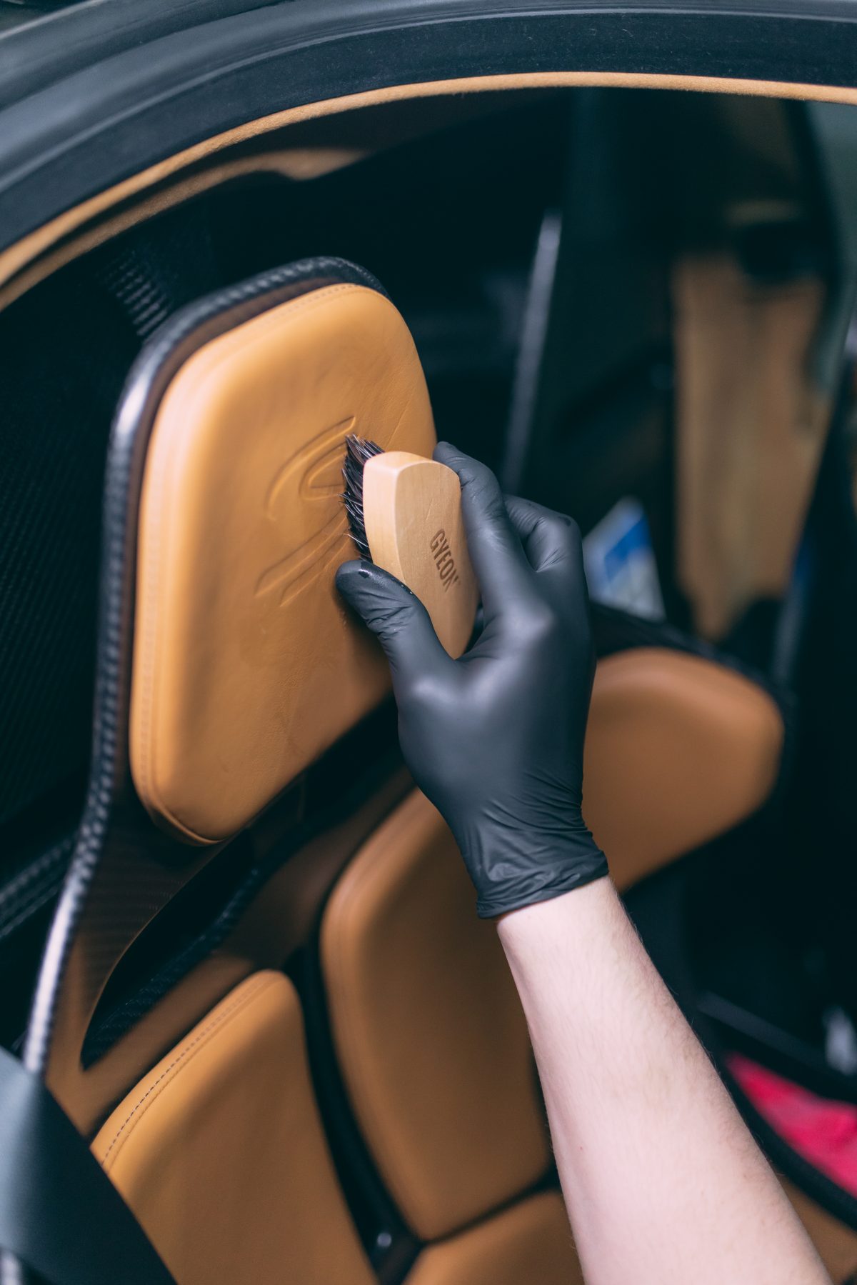 Gyeon Q2M LeatherBrush - 03